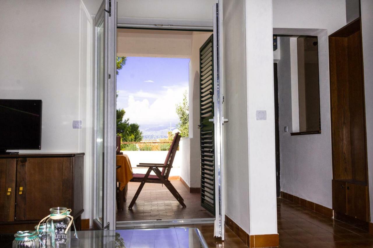 Holiday Home Laurea Supetar Bagian luar foto